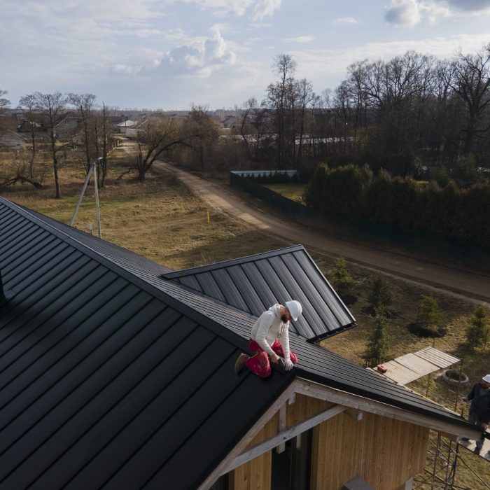 long-shot-roofer-working-with-helmet