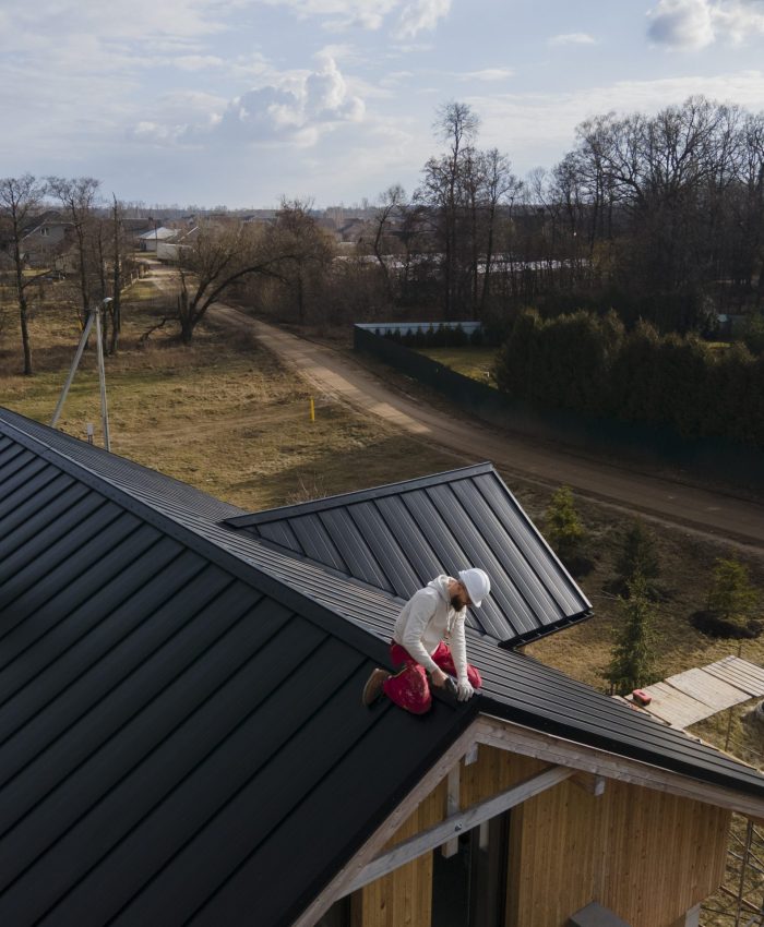 long-shot-roofer-working-with-helmet